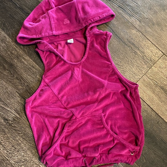 Aritzia Tops - Aritzia TNA yoga hoodie sleeveless